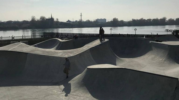 В Юбилейном микрорайоне Краснодара построили новый бетонный скейт-парк