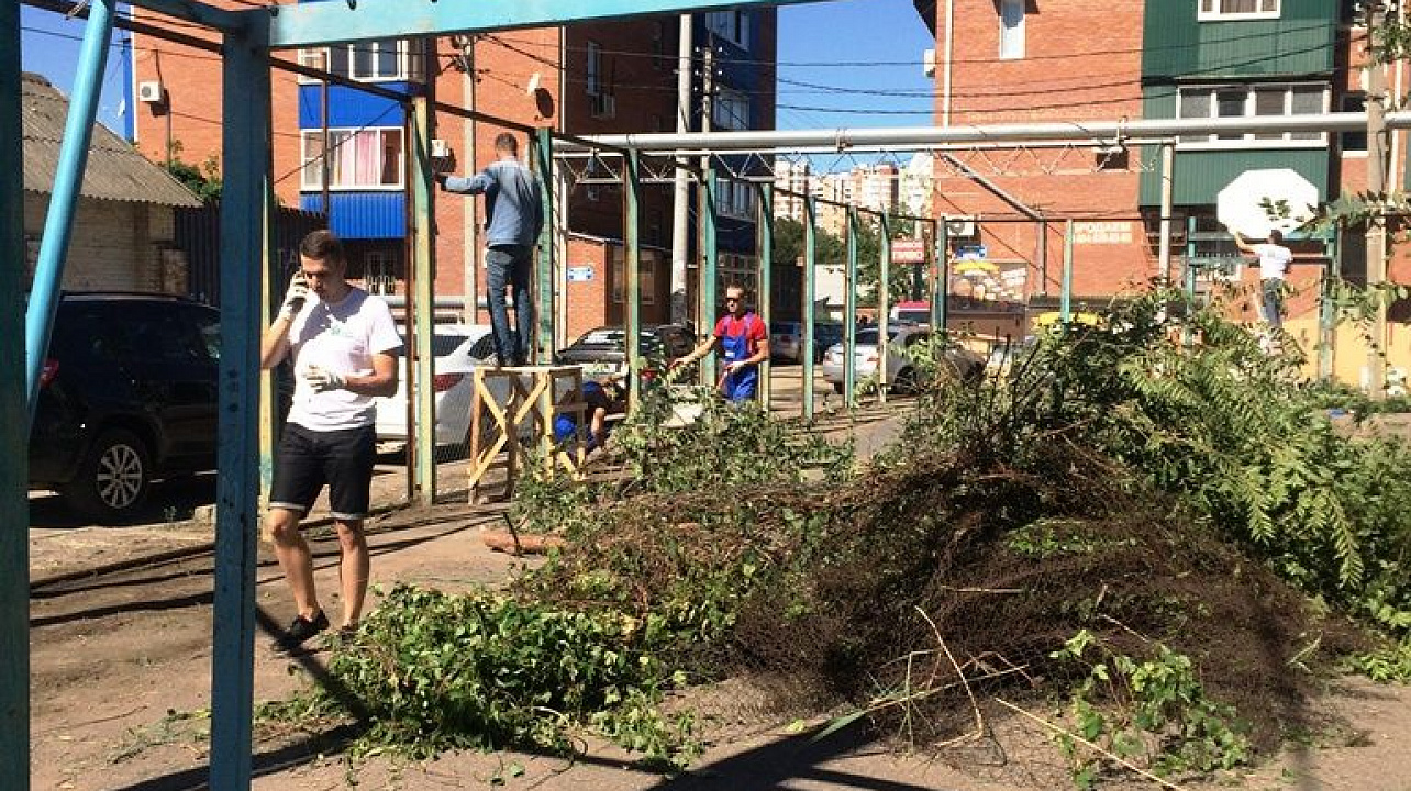 На улице Алма-Атинской  Западного  округа прошел субботник