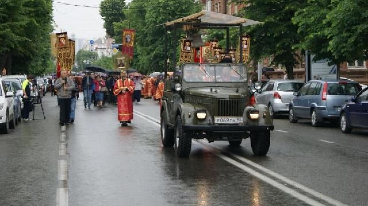 В День славянской письменности и культуры казаки Екатеринодарского районного казачьего общества приняли участие в крестном ходе