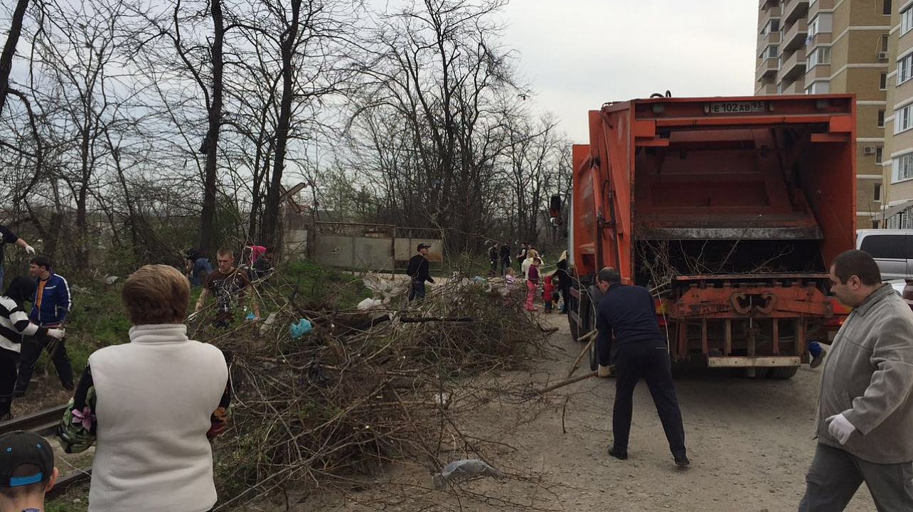 Жители Фестивального микрорайона поучаствовали в субботнике