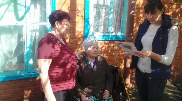 В избирательном округе № 20 поздравили с юбилеем жительницу Лазурного