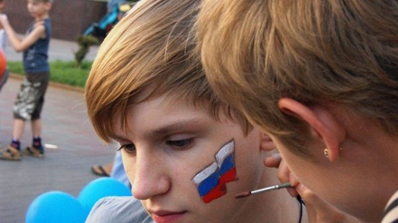 Жители Юбилейного микрорайона отметили День флага России