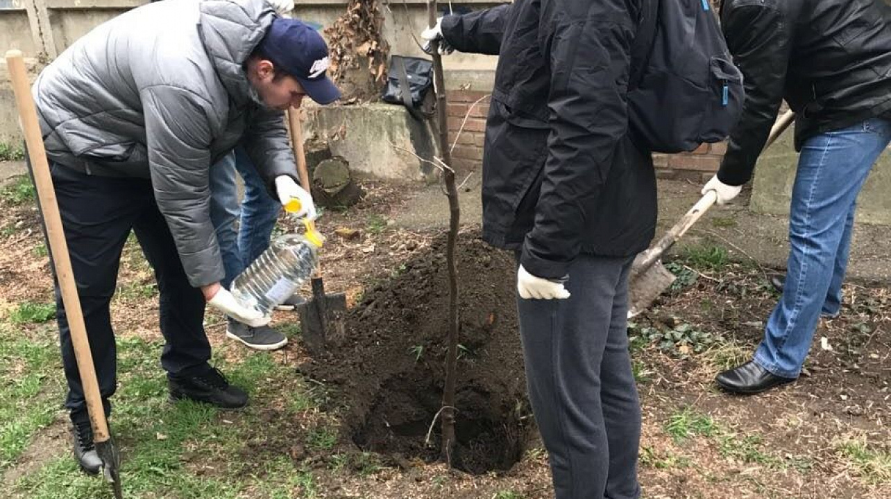 На территории Западного округа продолжаются весенние субботники