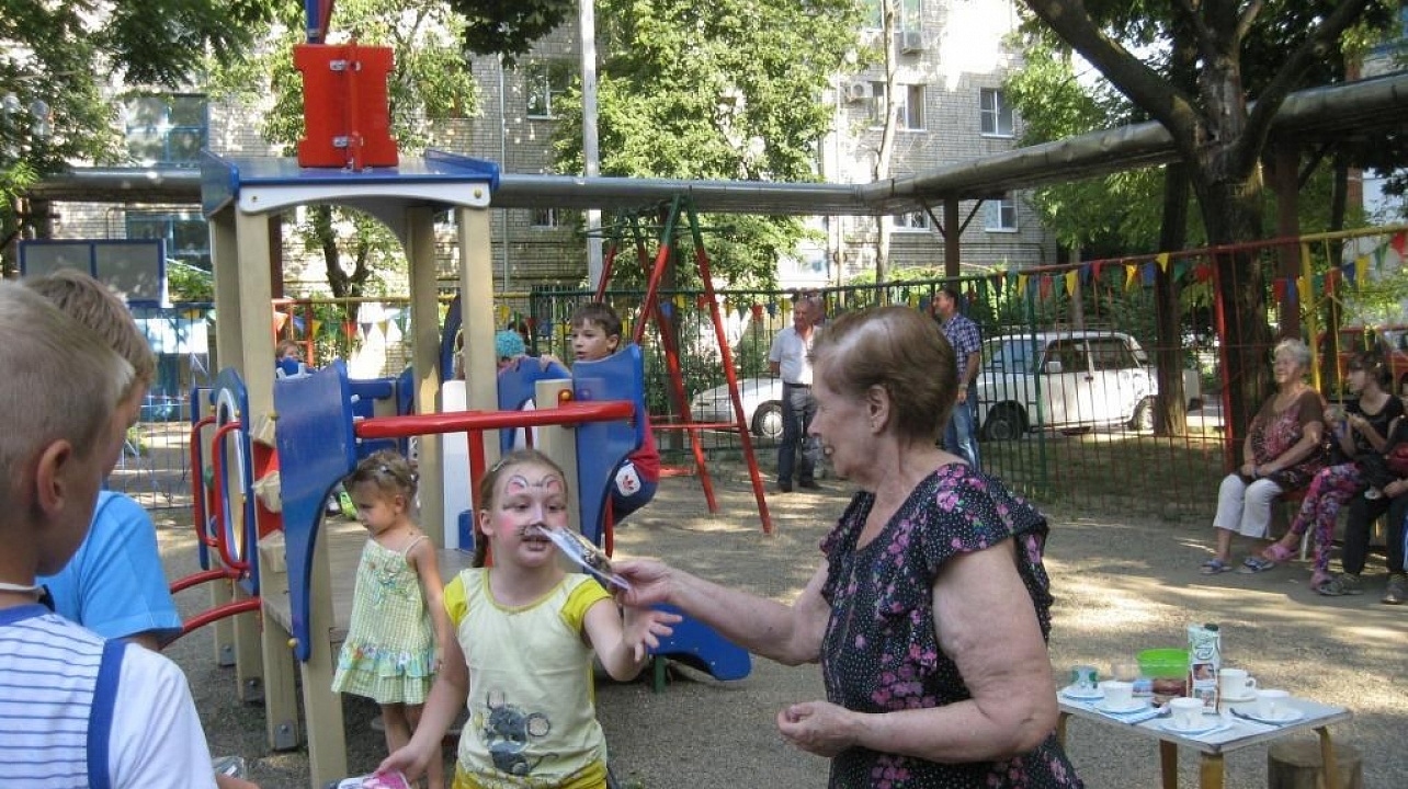 Праздник ко Дню города провели жители дома по улице Тургенева, 221