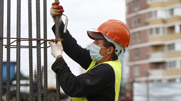В микрорайоне Гидростроителей Краснодара возводят цокольный этаж новой большой школы на 1550 мест