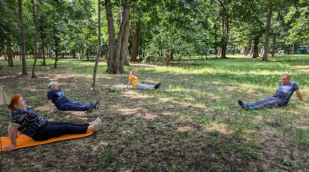 Популярная среди старшего поколения зарядка на свежем воздухе продолжается