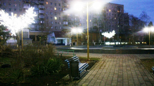 В сквере Фестивальном «реанимировали» светодиодные деревья