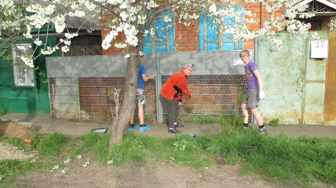 Председатель ТОС вместе со школьниками навели порядок на придомовой территории ветерана ВОВ