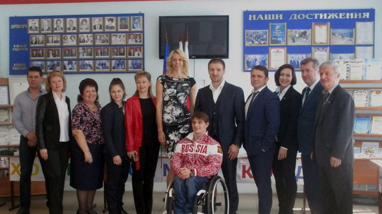 Школе № 10 Центрального округа вручили сертификат на получение спортивного инвентаря