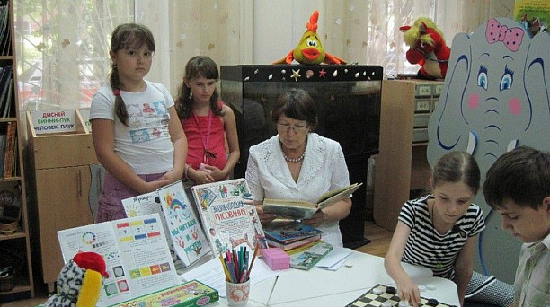 В центральной городской библиотеке имени Бакалдина работает летняя детская площадка "Лучик"