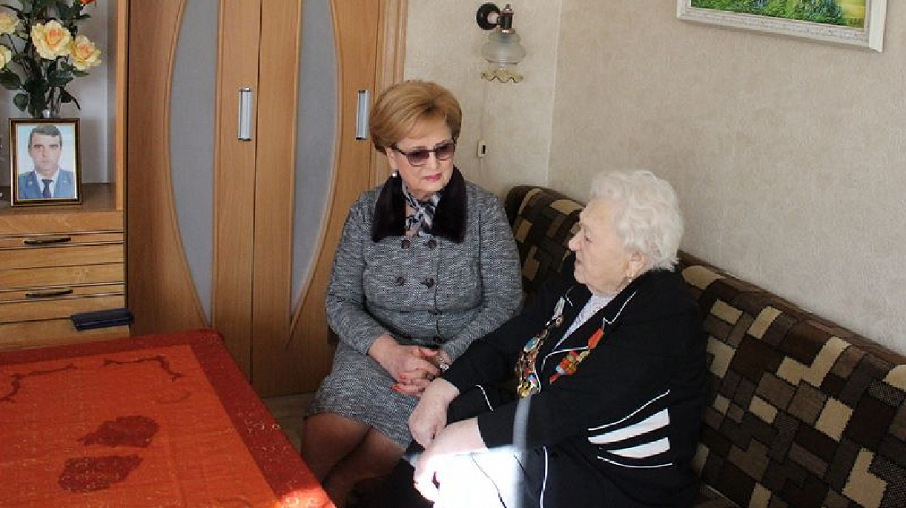 Председатель городской Думы Краснодара Вера Галушко и глава администрации Центрального округа Елена Малова поздравили освободительницу Краснодара Надежду Сергеевну Самарскую