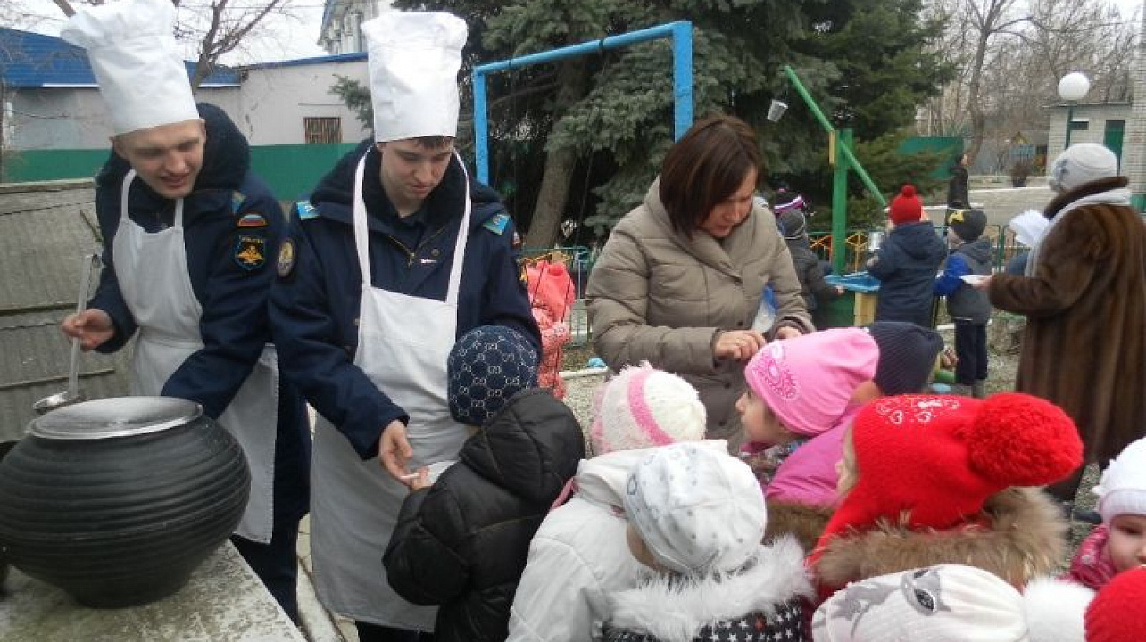 В гости к ребятам из детского сада № 16 Западного округа пришли курсанты Краснодарского высшего военного авиационного училища