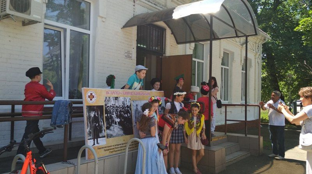 В сквере Казачьей Славы прошла презентация первого номера газеты «Пашковский листок»