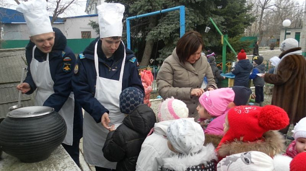 В гости к ребятам из детского сада № 16 Западного округа пришли курсанты Краснодарского высшего военного авиационного училища