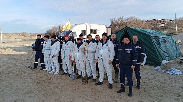 Краснодарские спасатели и добровольцы за сутки вывезли с побережья Анапы 320 кубометров мусора