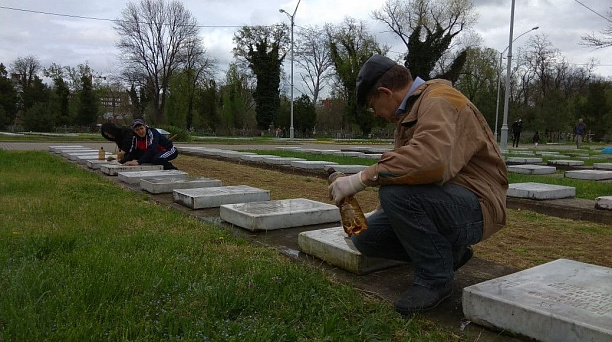 На Всесвятском кладбище Краснодара прошел субботник