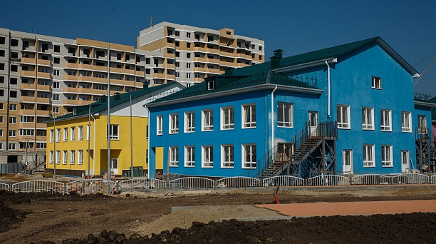 На новой аллее около строящейся школы и детсада на ул. Красных Партизан в Краснодаре начали высаживать деревья