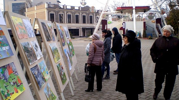 В парке «Городской сад» прошла тематическая выставка детских рисунков
