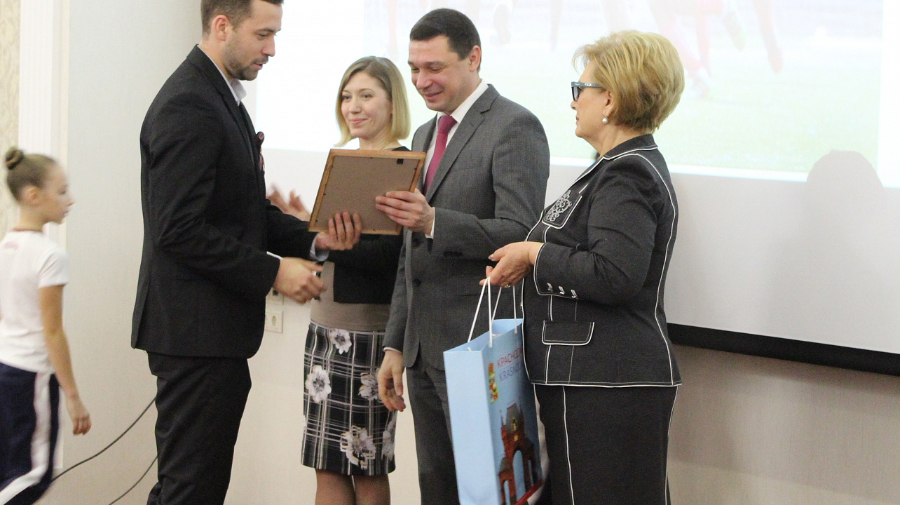 Спортивные итоги года подвели в Краснодаре. Атлетов и тренеров поблагодарил за достижения и поздравил с наступающим 2018 годом мэр Евгений Первышов. Часть 2.