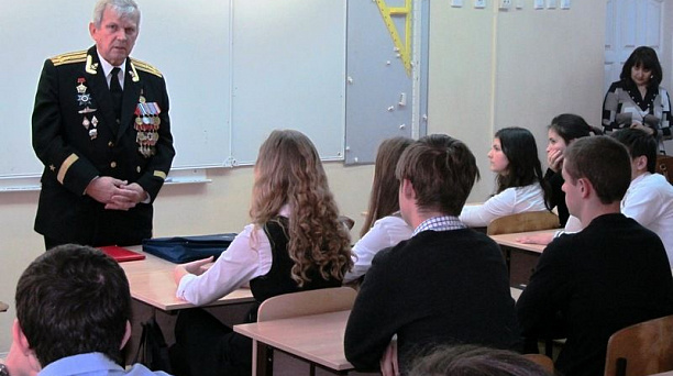 В школах Центрального округа проходят встречи с воинами-интернационалистами