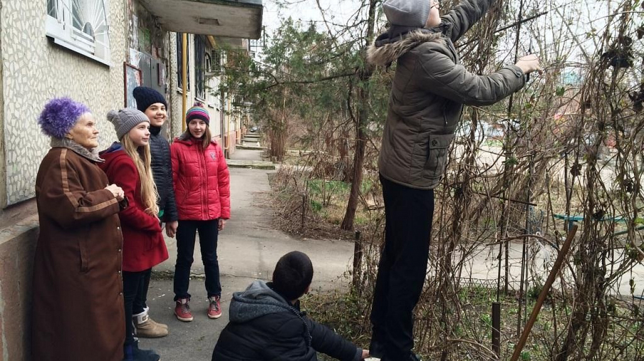 Тимуровцы гимназии №18 Прикубанского округа помогают ветеранам