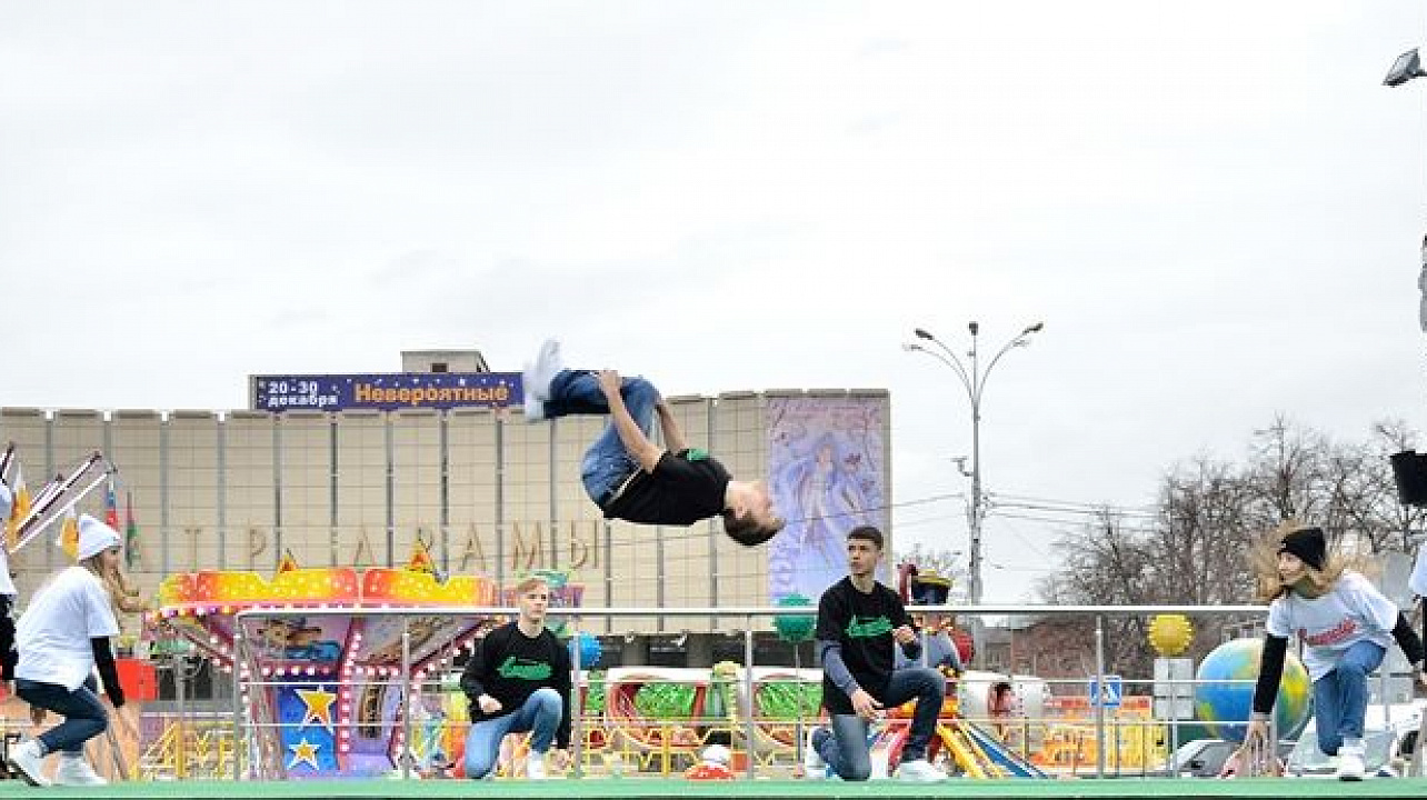 100 юных прикубанцев из Центра детского творчества сделали новогодний подарок горожанам