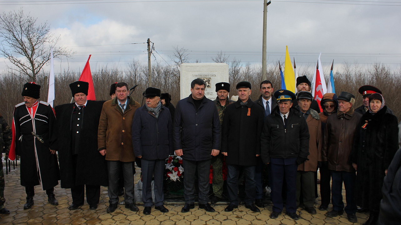 Делегация Западного округа возложила цветы к памятнику Героям Советского Союза братьям Игнатовым в Северском районе