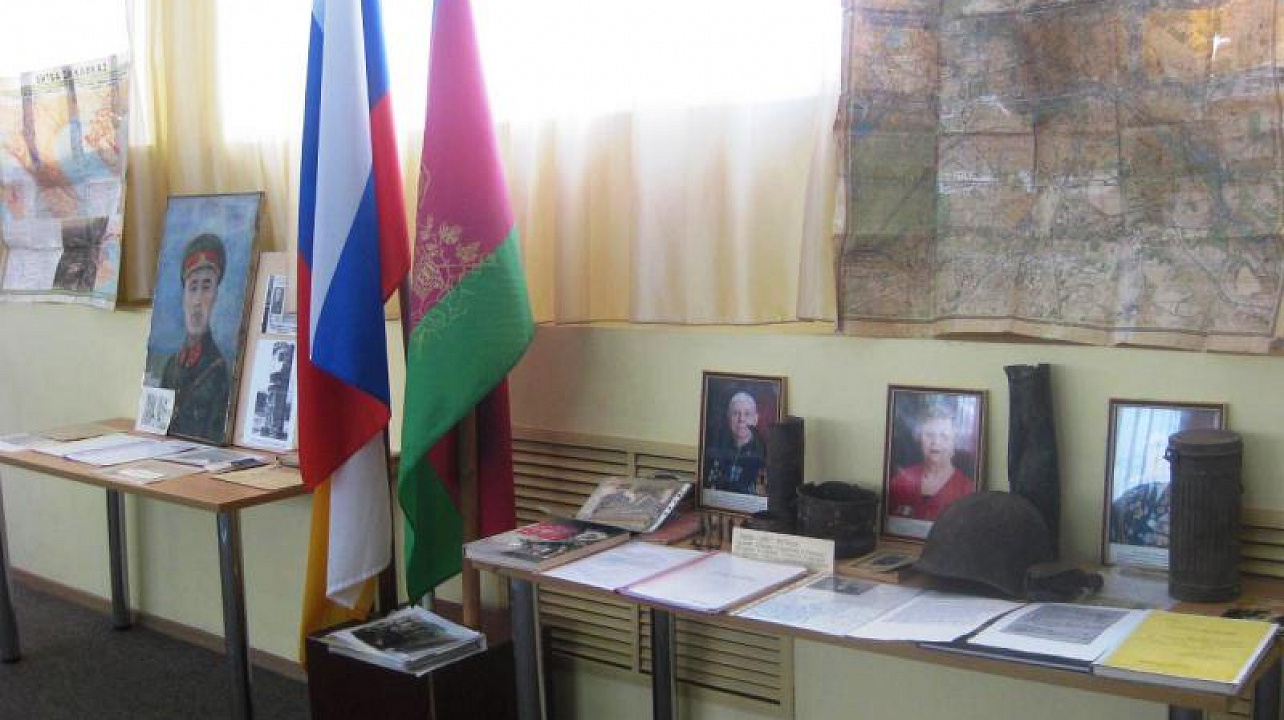 В школе № 22 проходит выставка школьной комнаты Боевой Славы