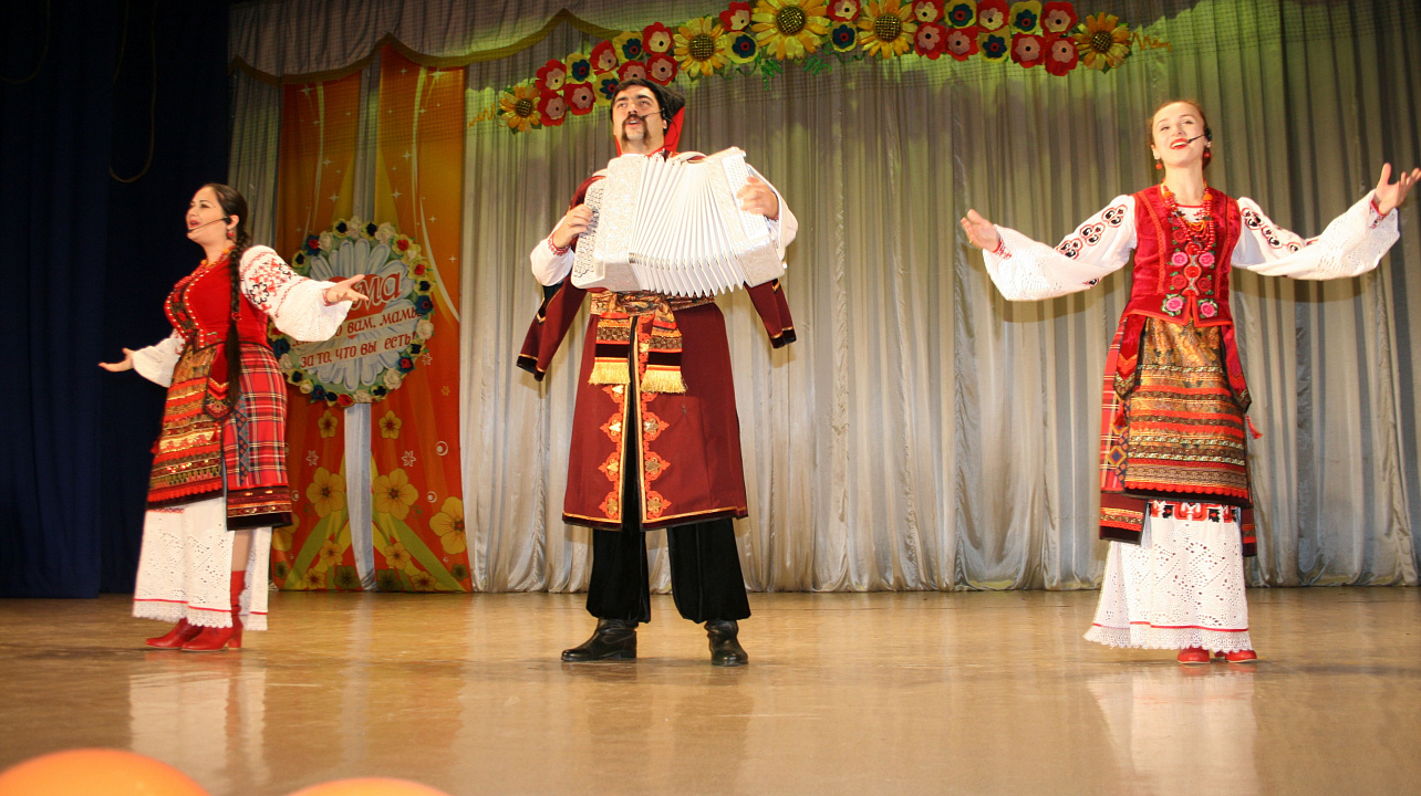 Депутат Государственной Думы Российской Федерации Дмитрий Ламейкин и глава Прикубанского округа Александр Журавлев поздравили многодетных мам с Днем матери