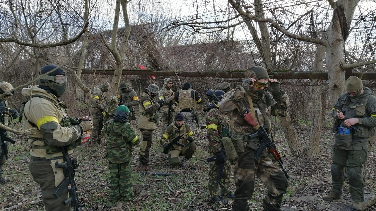 Ветераны "горячих точек" провели в парке учхоза "Кубань" страйкбольный турнир