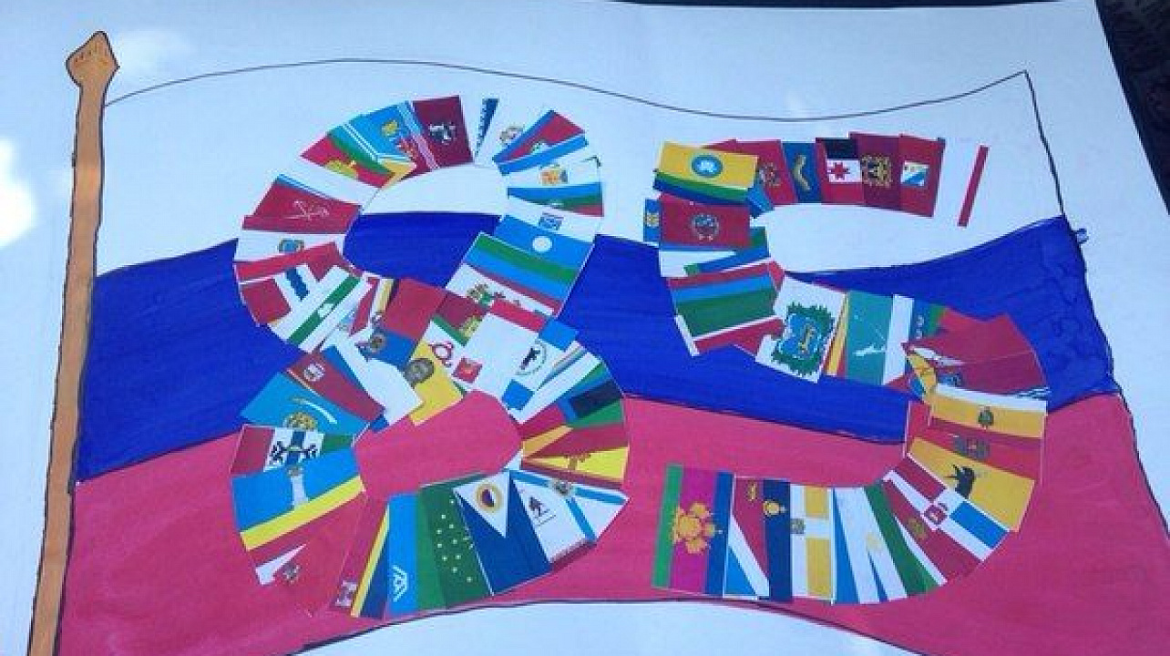 Молодежь Прикубанского округа провела торжественную линейку в честь Дня государственного флага России