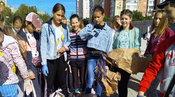 Учащиеся школы № 101 вышли на субботник