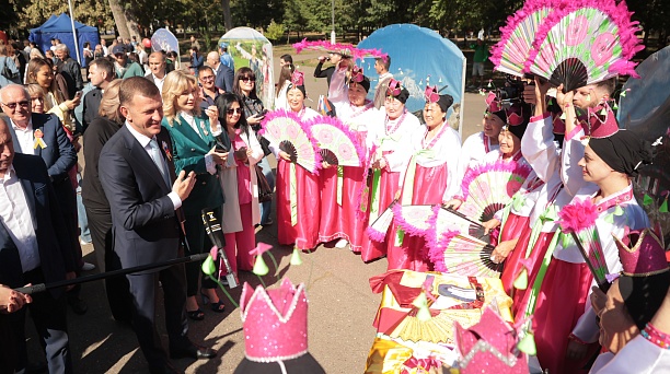 Евгений Наумов посетил ежегодную программу национальных культур «Хоровод дружбы»