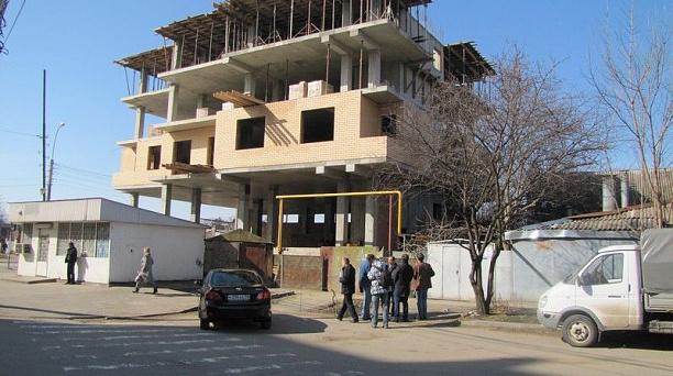 Возведение очередного объекта самовольного строительства приостановили в Центральном округе