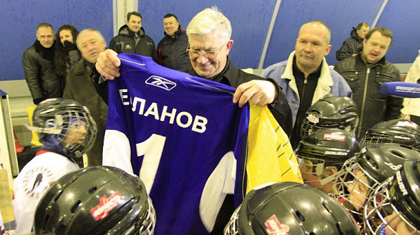 Мэр Краснодара стал почетным игроком хоккейной команды Школы олимпийского резерва №1