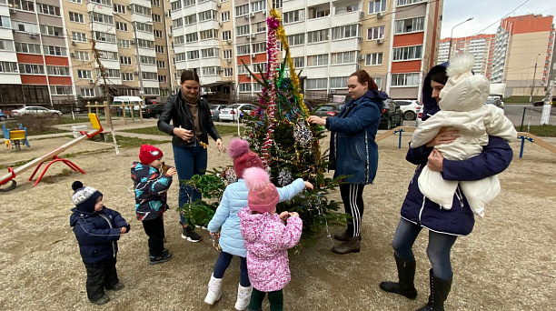 Во дворе дома №26/1 по ул. Героев-Разведчиков нарядили живую елку