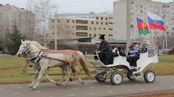 Победители «Казачьих игр» из школы №80 совершили круг почета на тройке белых лошадей