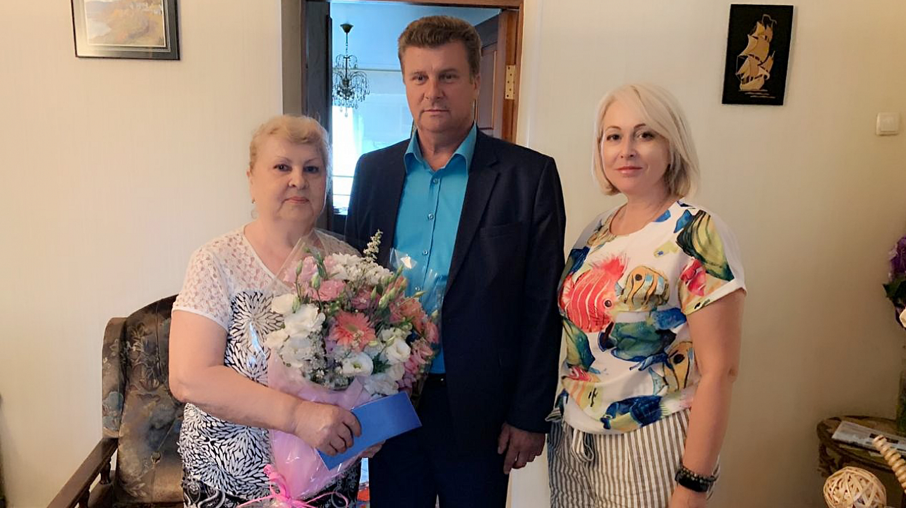 В Западном округе продолжают поздравлять ветеранов
