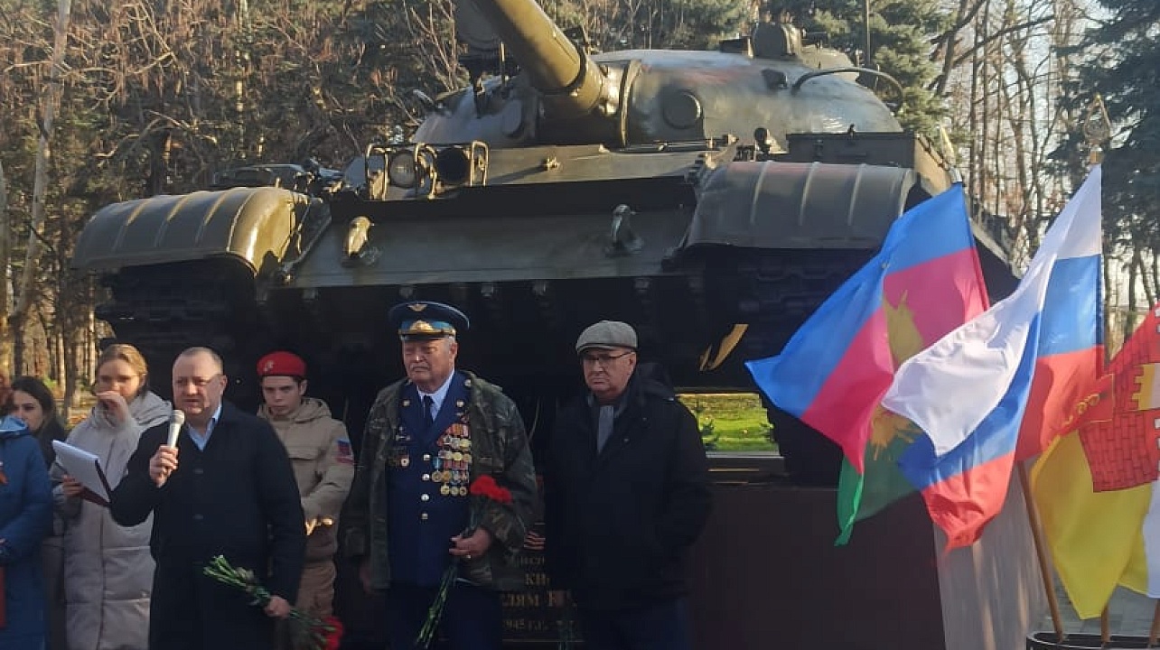 В День Героев Отечества в Прикубанском округе по традиции прошли возложения цветов у памятников воинам Великой Отечественной войны 