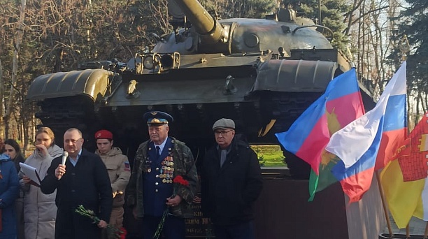 В День Героев Отечества в Прикубанском округе по традиции прошли возложения цветов у памятников воинам Великой Отечественной войны 