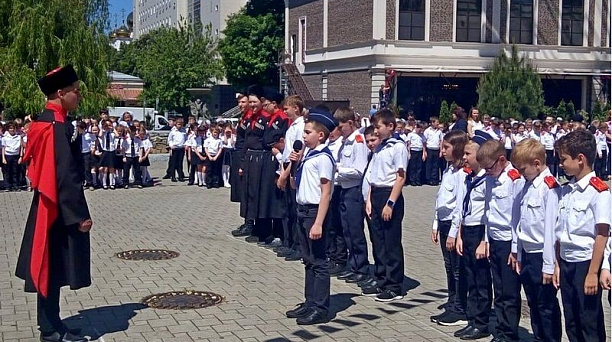 Конкурс строя и песни прошёл в казачьей школе №8