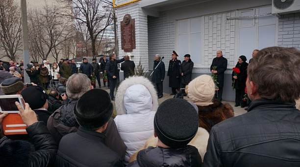 В Центральном округе открыли мемориальную доску памяти Николая Кондратенко