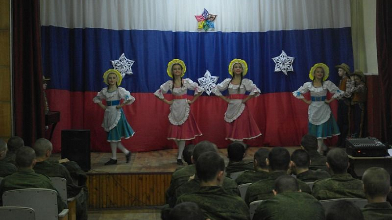 Творческие коллективы Центрального округа поздравили военнослужащих с наступающим Новым годом