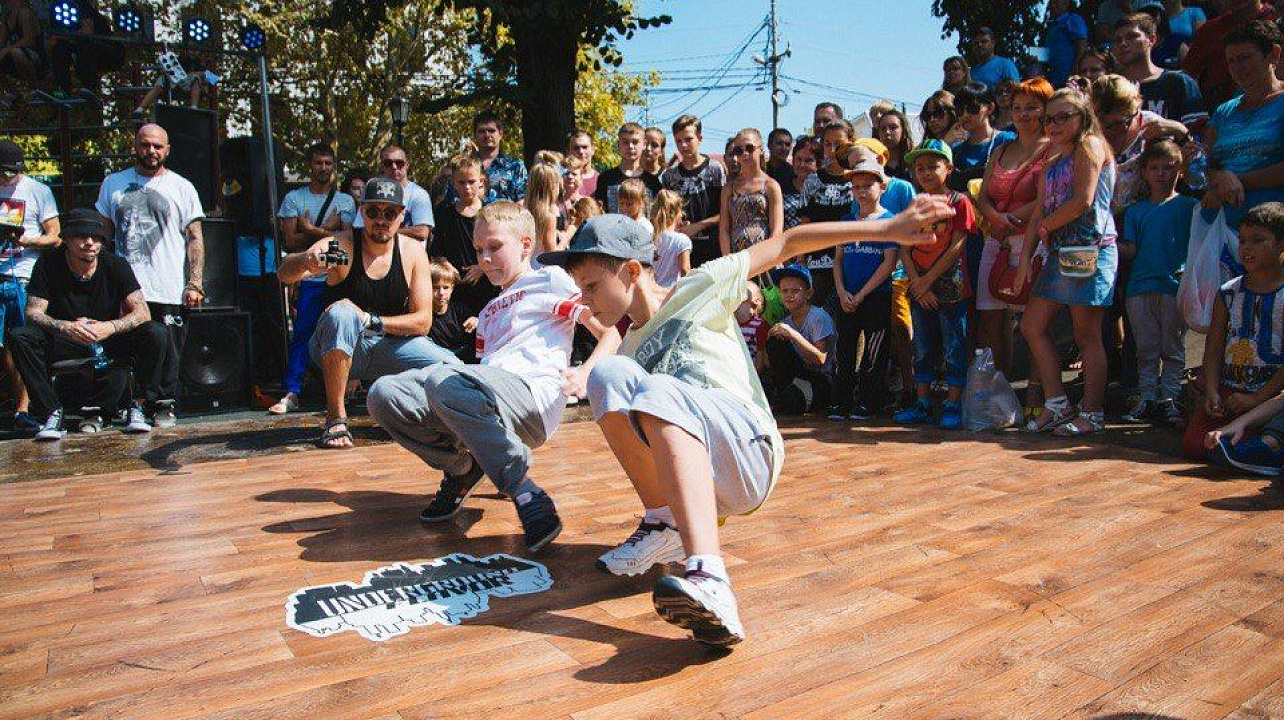 В сквере «Дружбы» Западного округа состоялись соревнования по современным танцам среди молодежи