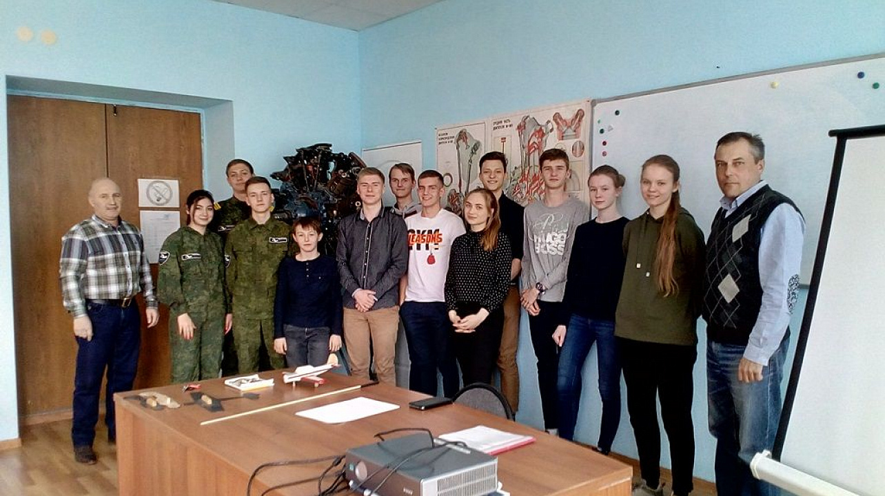 Школьники Западного округа побывали на курсах начальной летной подготовки