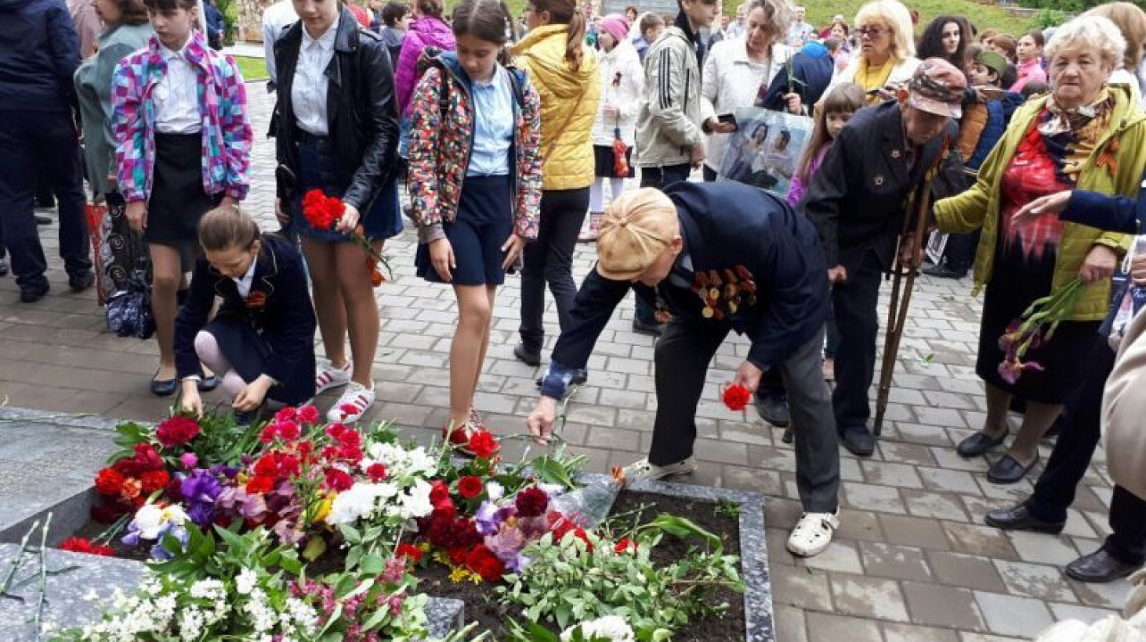 В Центральном округе прошел митинг на мемориале Жертвам фашизма