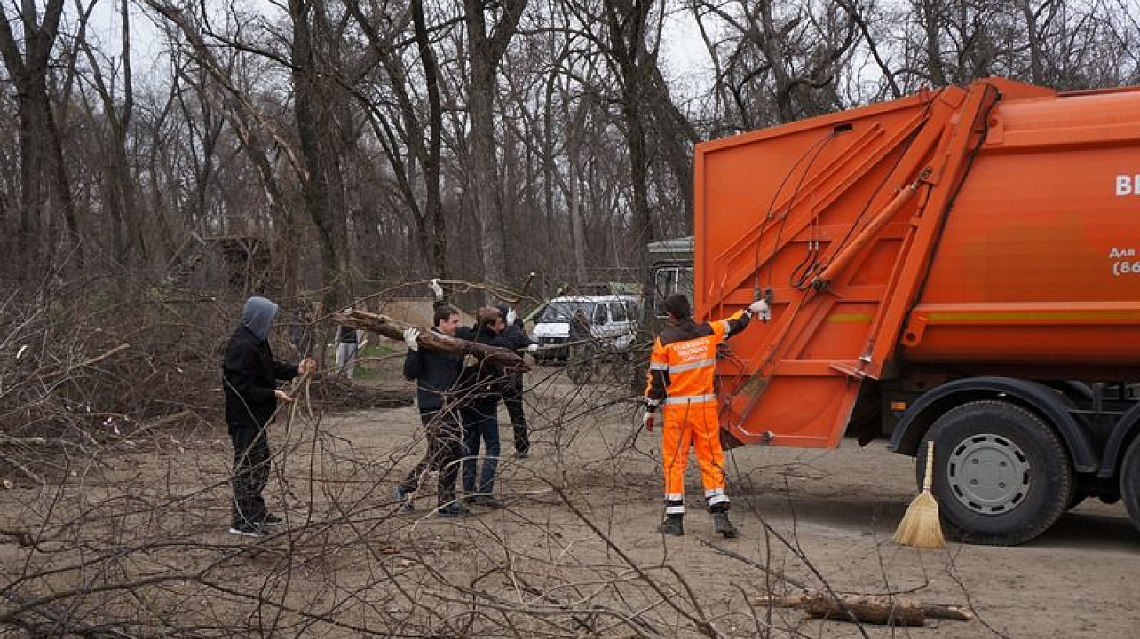 В лесопарковой зоне, прилегающей к парку 30-летия Победы прошел субботник