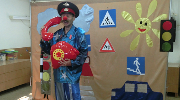 В детском саду Западного округа прошло театрализованное представление «В стране дорожных знаков»