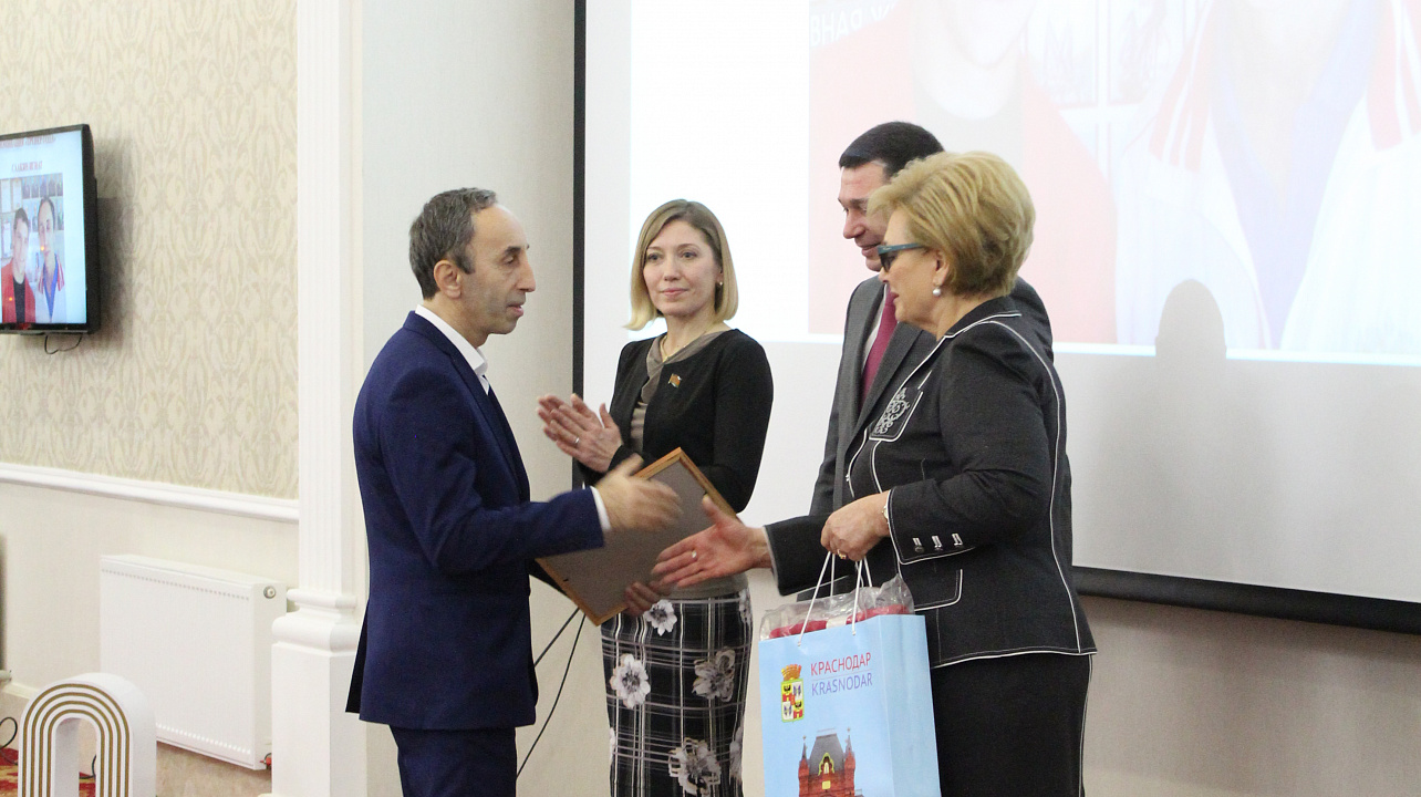 Спортивные итоги года подвели в Краснодаре. Атлетов и тренеров поблагодарил за достижения и поздравил с наступающим 2018 годом мэр Евгений Первышов. Часть 1.