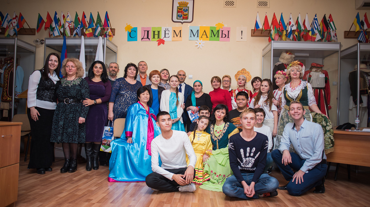 В посвящённом Дню матери праздничном вечере приняли участие многодетные семьи национально-культурных объединений.jpg